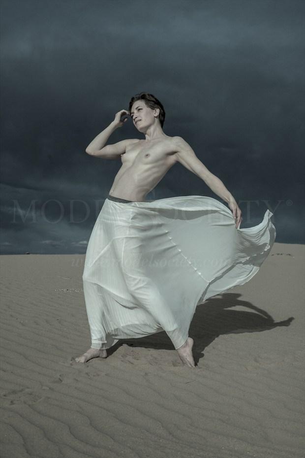 dune dance II Artistic Nude Photo by Model Stephanie Anne