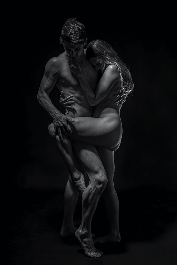 embrace sensual photo by photographer blakedietersphoto