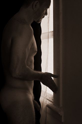 en la ventana autorretrato silhouette photo by photographer gustavo combariza