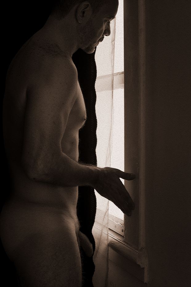 en la ventana autorretrato silhouette photo by photographer gustavo combariza