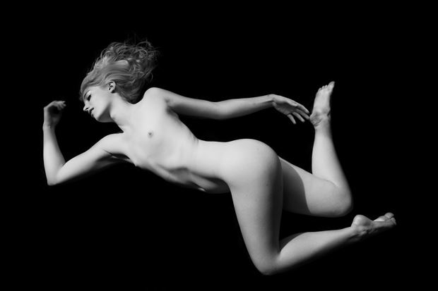 ethereal artistic nude photo by photographer anthony gordon