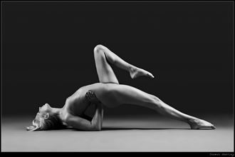 flexible artistic nude photo by photographer thomas doering