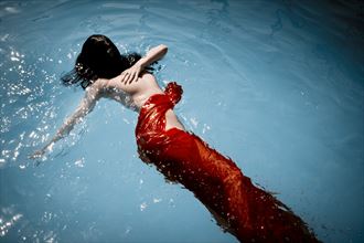 flotando en agua artistic nude artwork by photographer alex figueroa