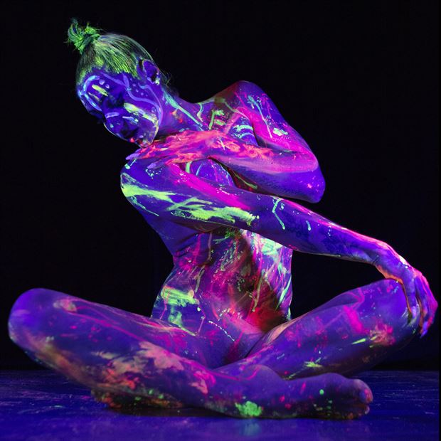 fluorescent body painting photo by photographer toby maurer