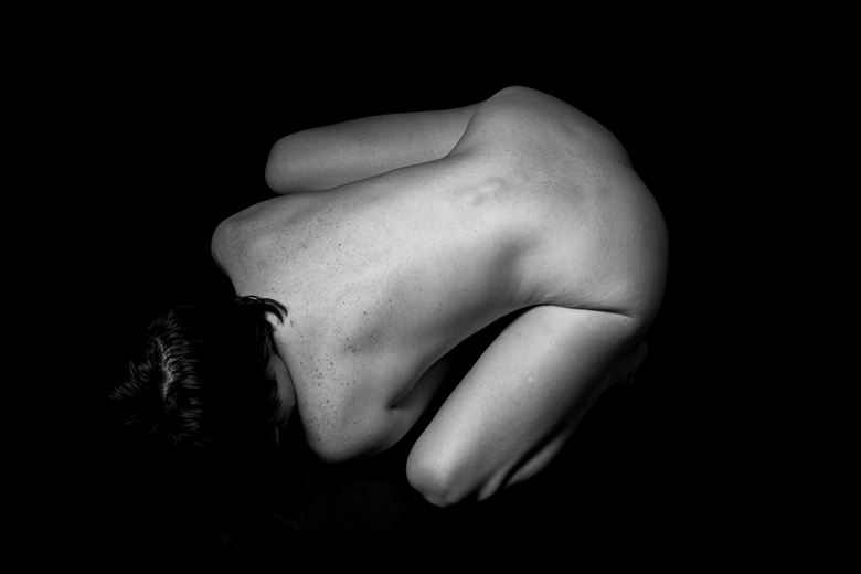 fold artistic nude photo by photographer thomas branch