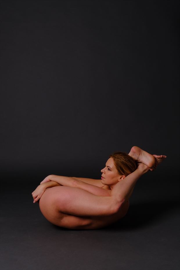 folded artistic nude photo by model fanni m%C3%BCller
