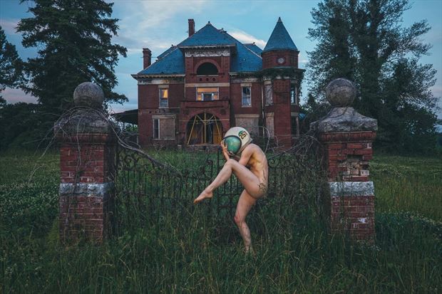 gate artistic nude photo by model rayne tupelo