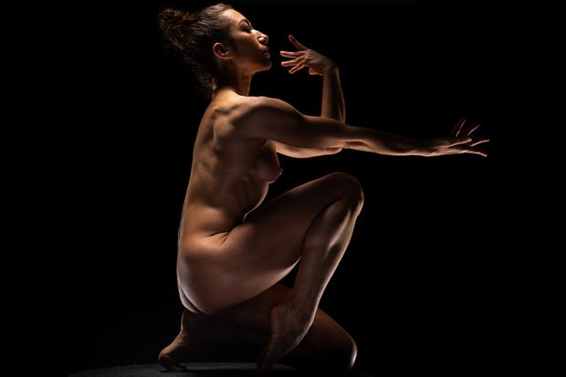 give artistic nude photo by photographer robert peres