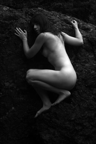 grayscale artistic nude photo by photographer fotosapien