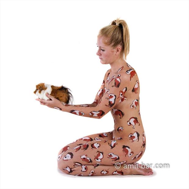 guinea pig i body painting artwork by photographer bodypainter