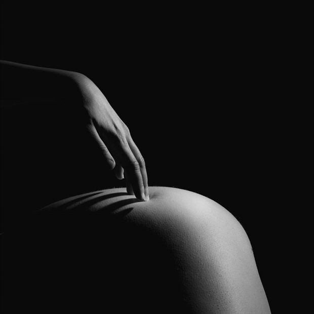 hand on hip artistic nude photo by photographer larrywilliamson