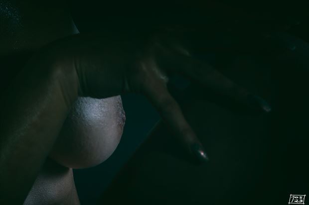 hands on artistic nude photo by photographer josjoosten
