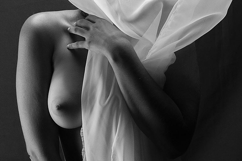 hidden artistic nude photo by photographer hermanodani