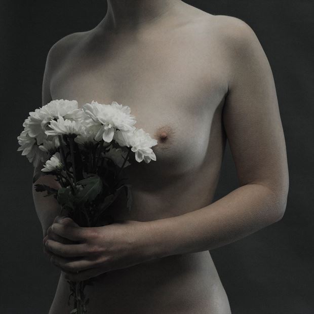 hold artistic nude photo by photographer alexanderehartmann
