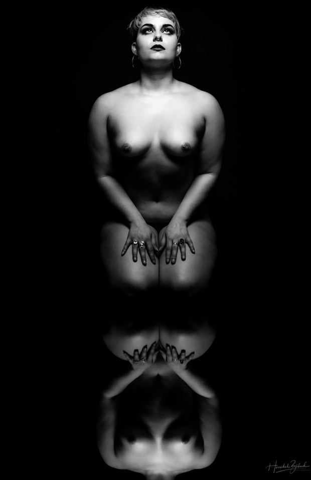 hourglass reflection artistic nude photo by artist zahndh23