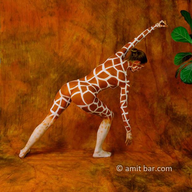 hungry giraffe body painting artwork by photographer bodypainter