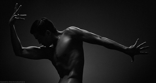 implied nude figure study photo by photographer sasha onyshchenko
