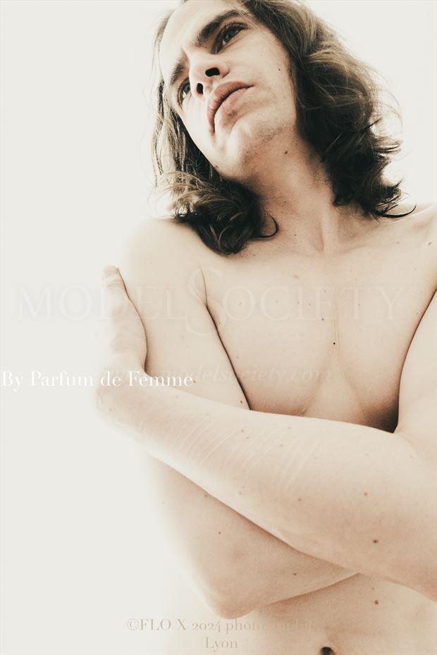 implied nude portrait photo by photographer parfum de femme