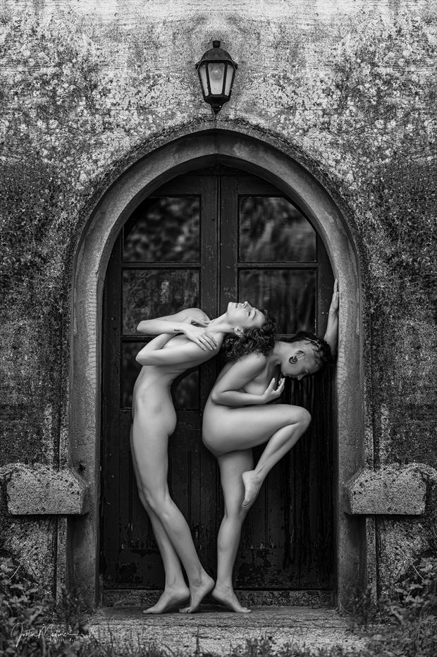 in the archway artistic nude artwork by photographer justin mortimer