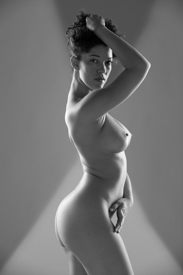 in the center Artistic Nude Photo by Photographer biffjel