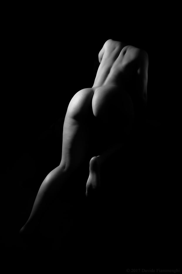 in the shadow artistic nude photo by photographer davide fiammenghi