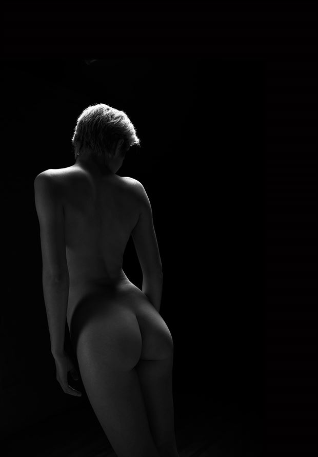 in the shadow artistic nude photo by photographer thierry