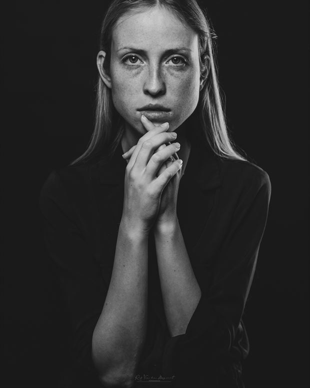 iryna expressive portrait photo by photographer raf van den bogaert