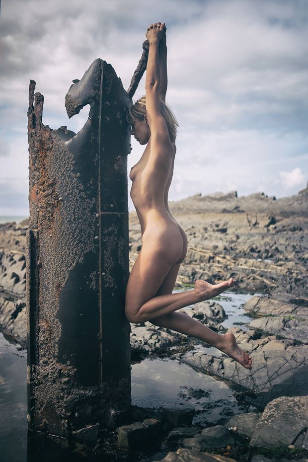 keeping holding on artistic nude photo by model selkie