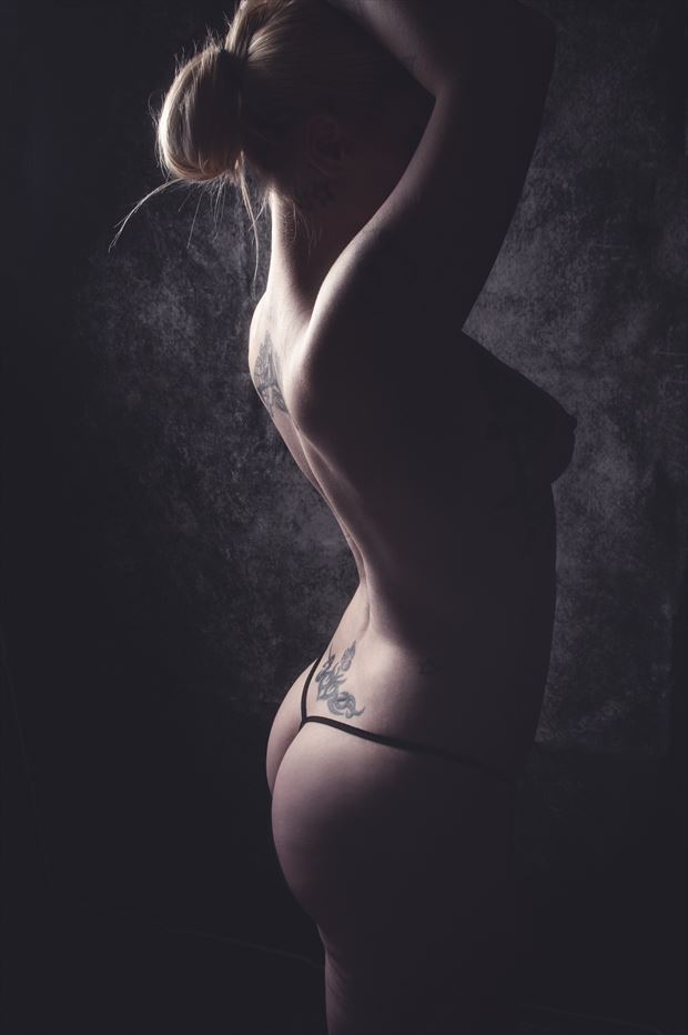 kissed by light artistic nude photo by photographer mattiasgraves
