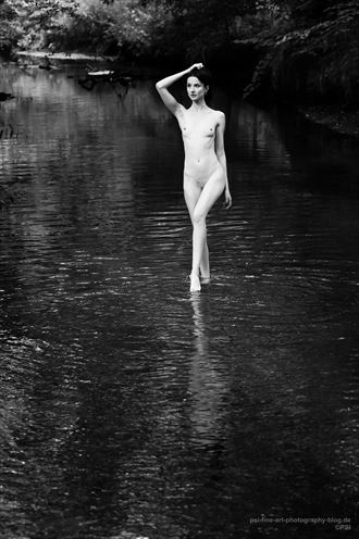 l elfe sort de l eau %C3%A0 la lumi%C3%A8re du soir artistic nude photo by photographer psi fine art