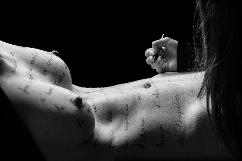 l %C3%A9critoire c%C3%A9line artistic nude photo by photographer claude frenette