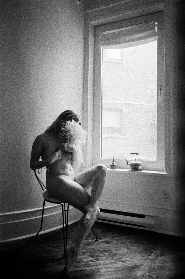 la femme aux fleurs %C3%A0 la fen%C3%AAtre artistic nude photo by photographer domsoulard