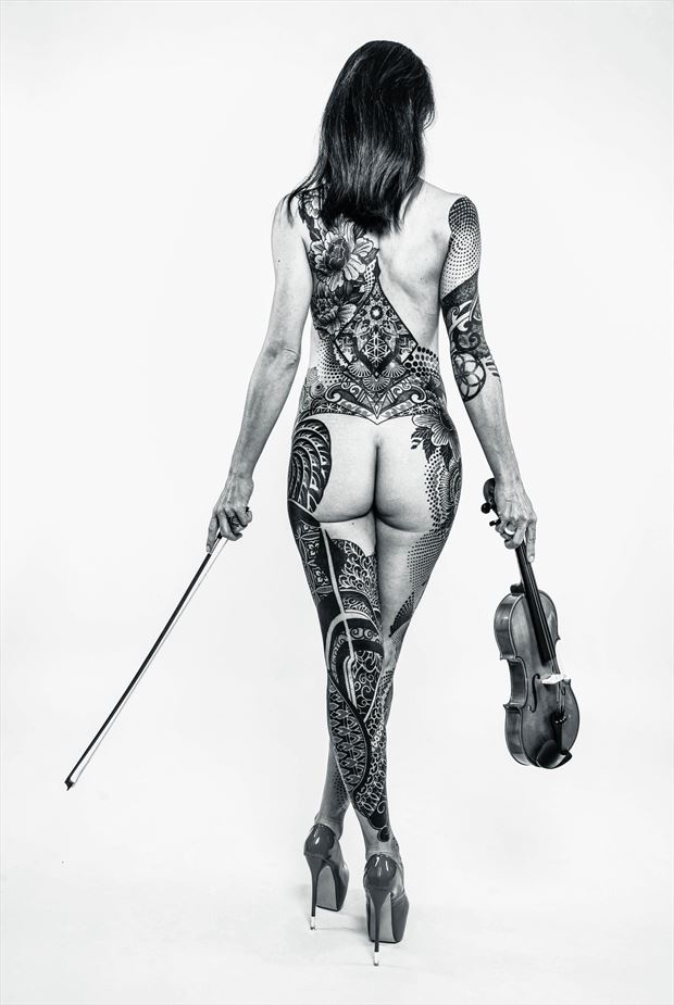 la violoniste artistic nude photo by photographer bogdan marin