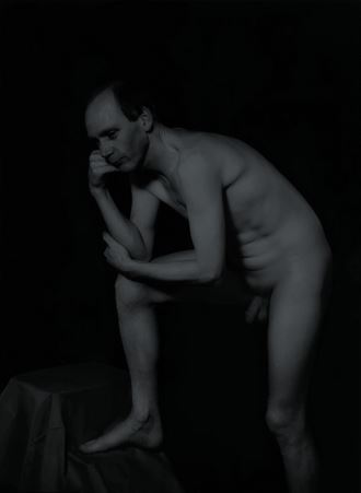 leaning leunend artistic nude photo by model gerardm