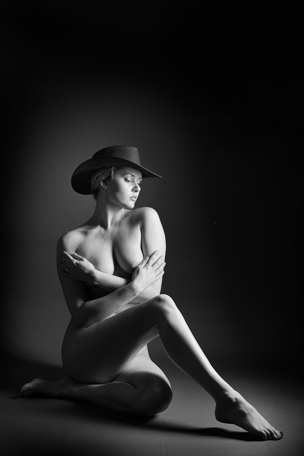 leave your hat on artistic nude photo by photographer colin dixon