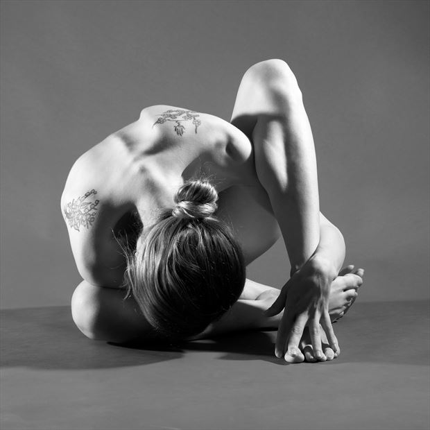 light contortion chiaroscuro photo by model kailey ada