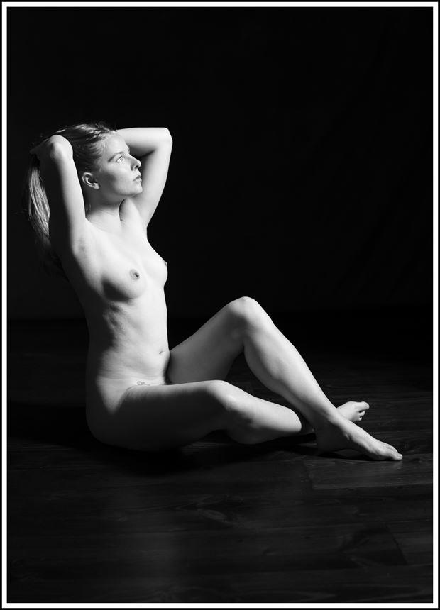 light shinng artistic nude photo by photographer tommy 2 s