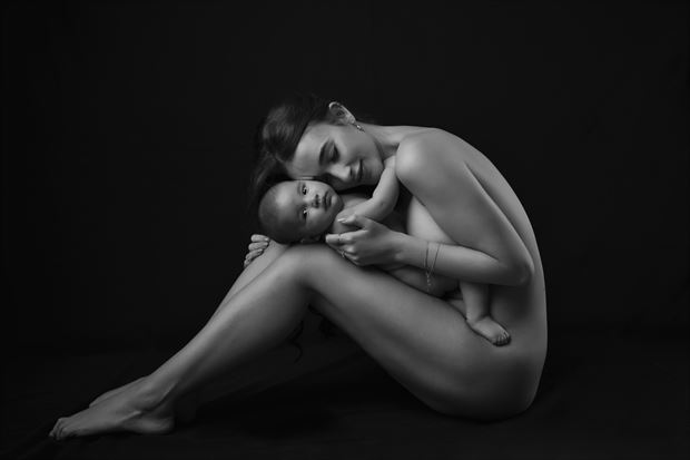 madre e hijo artistic nude photo by photographer gabriela kipreos
