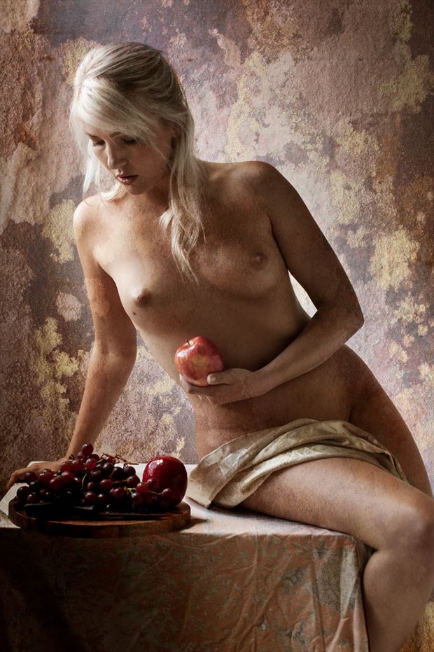 maiden with apple artistic nude photo by photographer christopher meredith