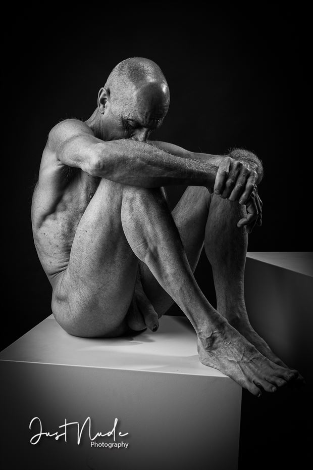 man in bnw artistic nude photo by photographer justnude nl