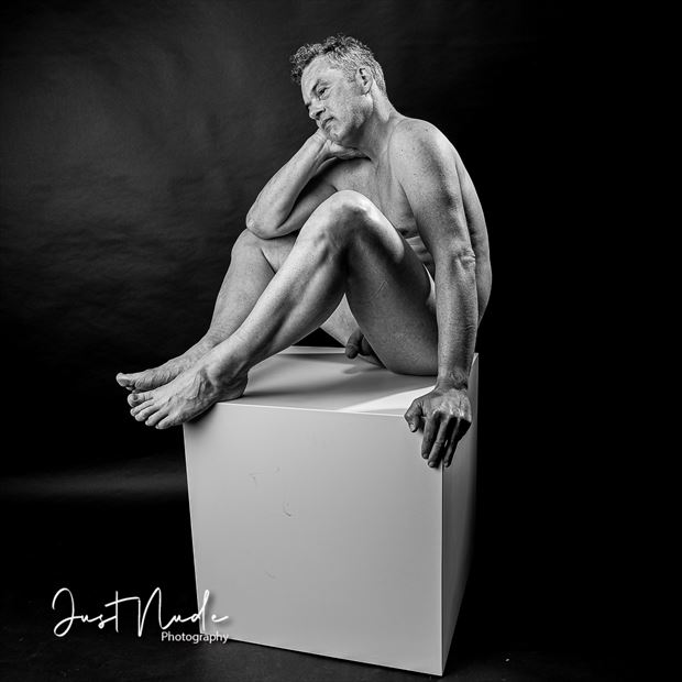 man posing artistic nude photo by photographer justnude nl
