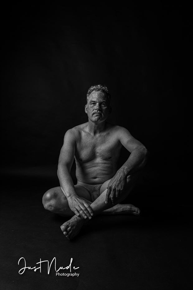 man posing artistic nude photo by photographer justnude nl