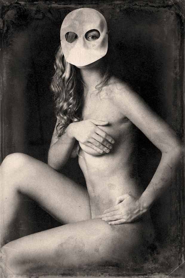 mask artistic nude photo by photographer gustavo combariza