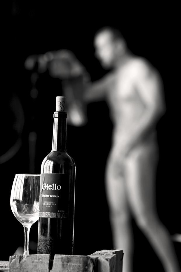 me gusta andar desnudo y tomar vino artistic nude photo by photographer gustavo combariza