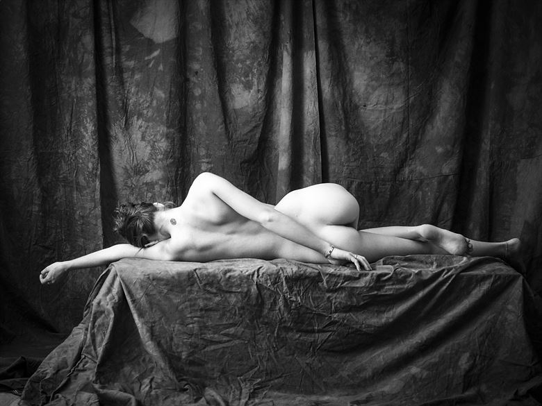 nicole reclining artistic nude photo by photographer randy lagana
