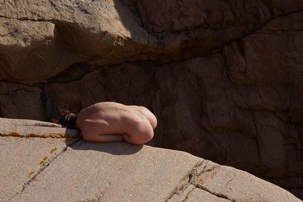 nude on a boulder nature photo by photographer anders bildmakare