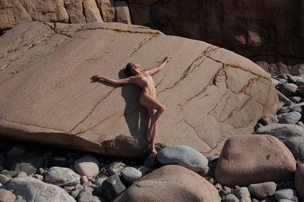 nude on a boulder nature photo by photographer anders bildmakare