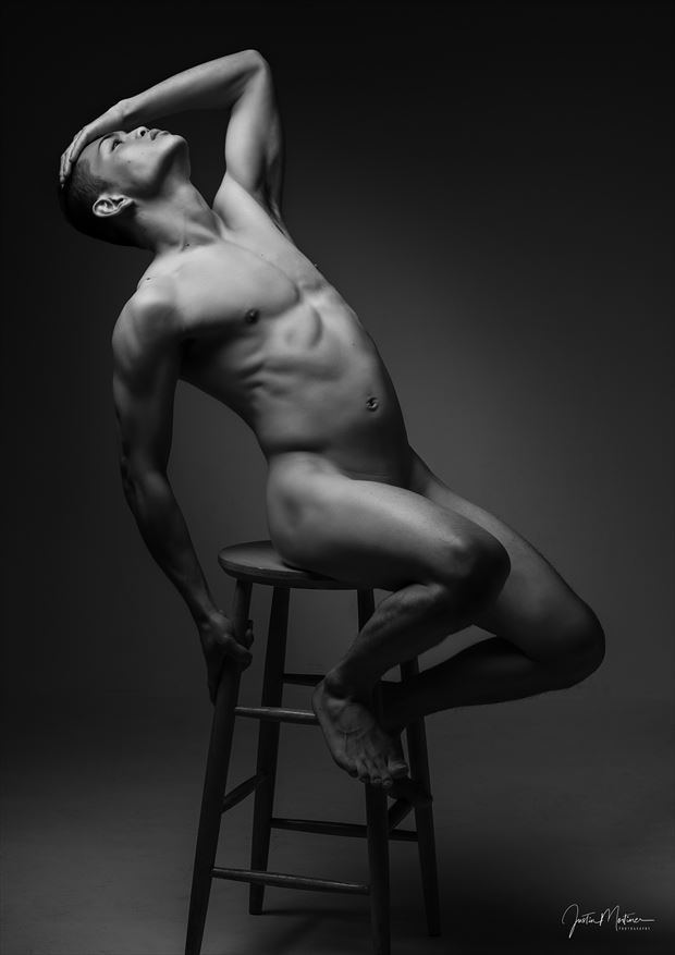 nude on a stool artistic nude artwork by photographer justin mortimer