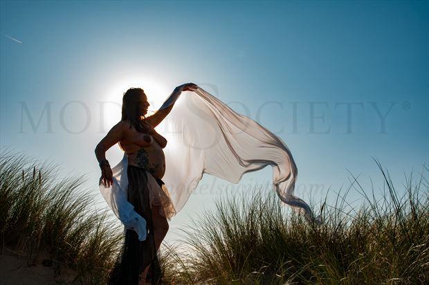 omani pregnant sun behind wind blowing artistic nude photo by photographer ian cartwright