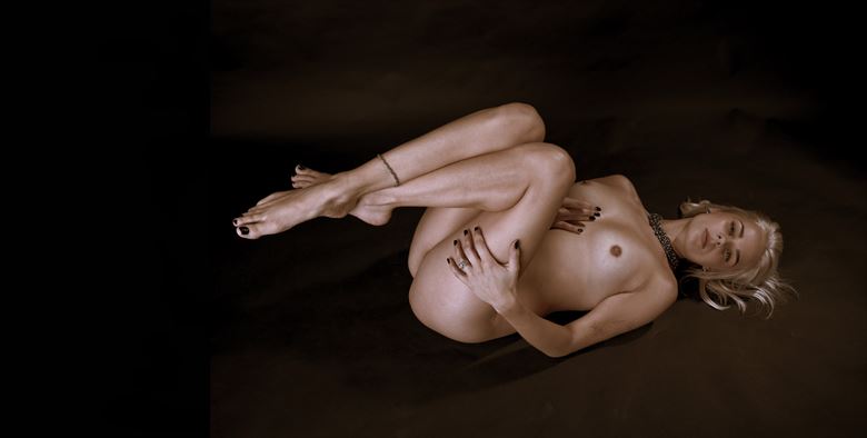 on the floor artistic nude artwork by photographer justnude nl